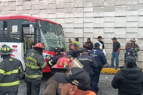 Choca autobús contra muro de contención en Toluca; hay 35 lesionados